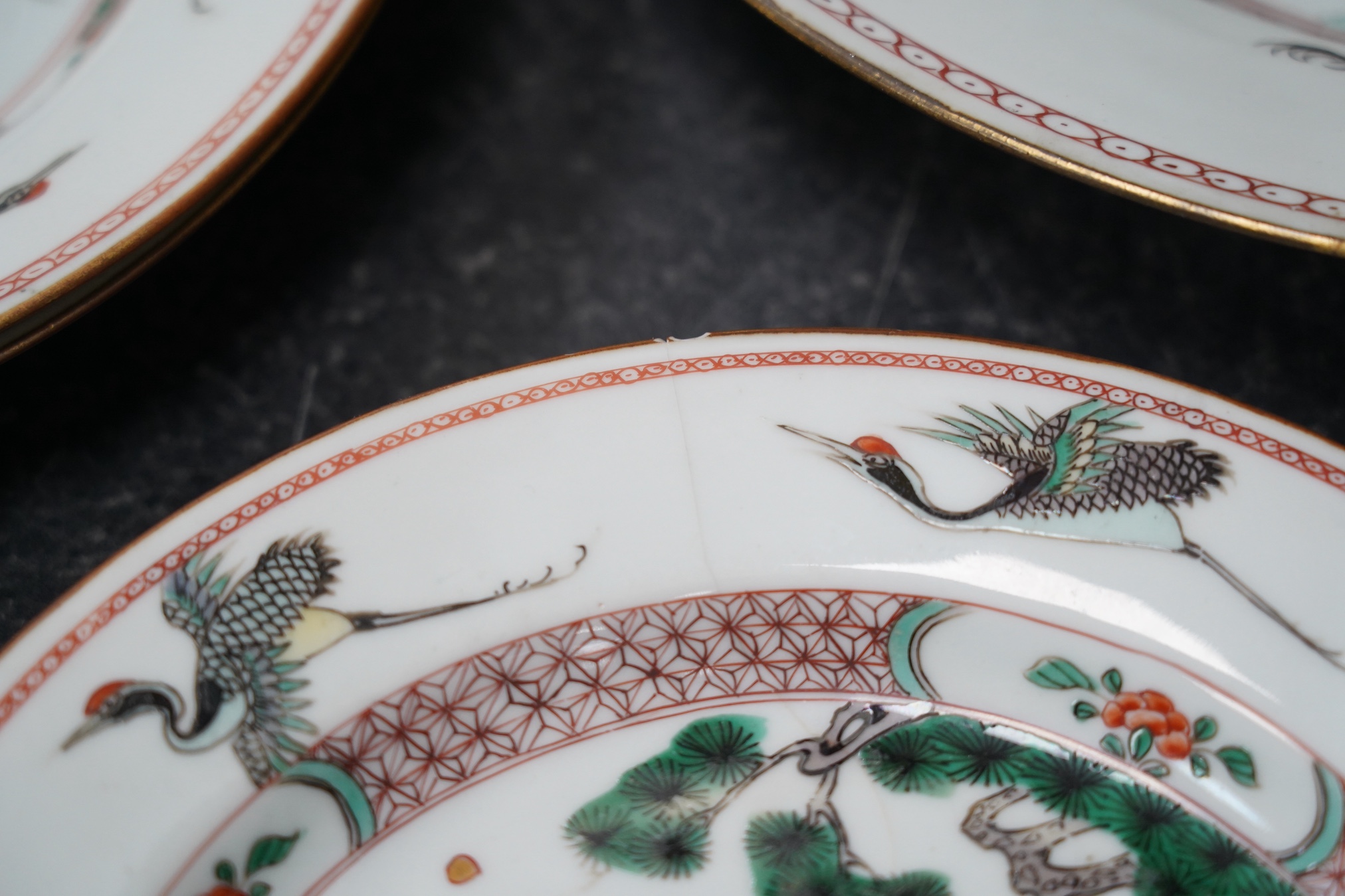 A Chinese famille verte ‘deer and crane’ dish and four matching plates, Kangxi period